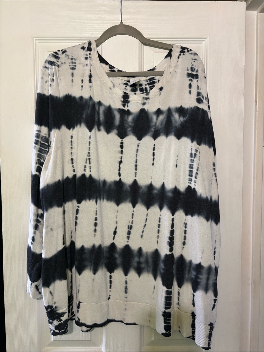Lane Bryant LIVI Active Wear Women's Black & White Tie-Dye Crewneck Pullover